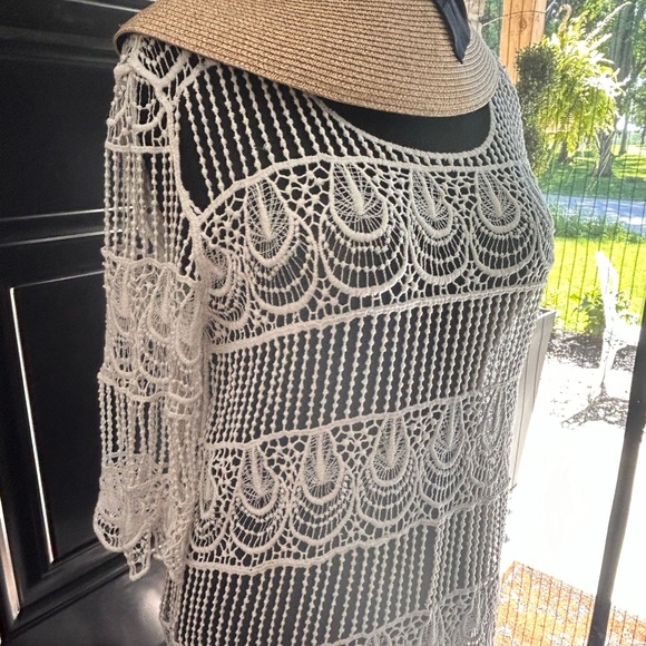 Simple beach white crochet top - Picture 4 of 11